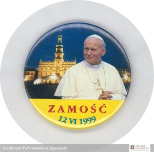 Plakietka "Zamość 12 VI 1999" - 88/1170 Akta osób i rodzin 12.2 Zbiór Janusza Panasiewicza, sygn. 208, s. 1