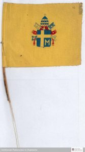 Chorągiewka z emblematem papieskim - 88/1355 Rejonowy Komitet Obywatelski Ziemi Biłgorajskiej w Biłgoraju, spis nr 5/2020, muzealia, sygn. 22
