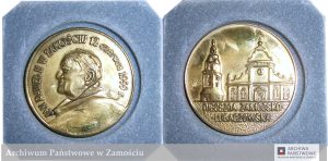 Medal pamiątkowy (awers i rewers) z wizyty Jana Pawła II w Zamościu 12 czerwca 1999 r. - 88/1170 Akta osób i rodzin 13.3 Zbiór Janusza Panasiewicza, spis roboczy nr 1 z 2020 r., poz. 2