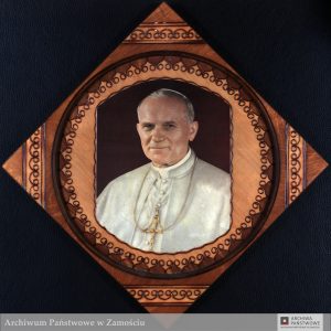 Zdjęcie Papieża Jana Pawła II w drewnianej ramce - 88/1170 Rejonowy Komitet Obywatelski Ziemi Biłgorajskiej w Biłgoraju, spis nr 5 z 2020 r., poz. nr 26